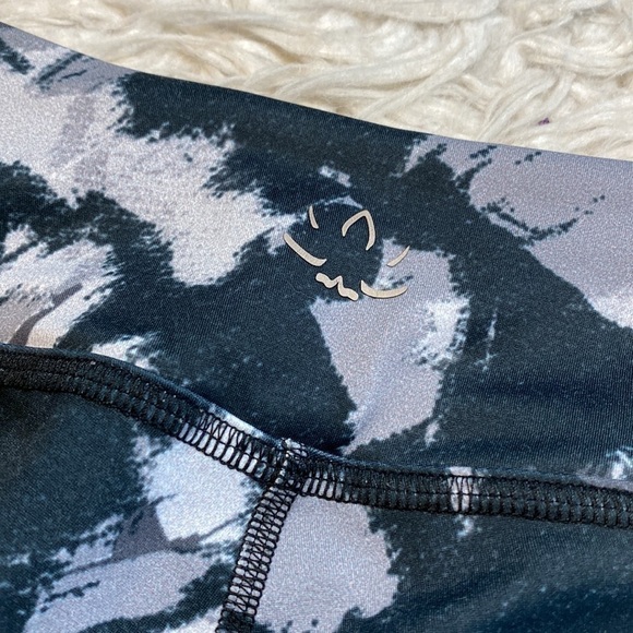 Beyond Yoga Shadow Splatter High Rise 7/8 Leggings sz XS - Picture 8 of 8